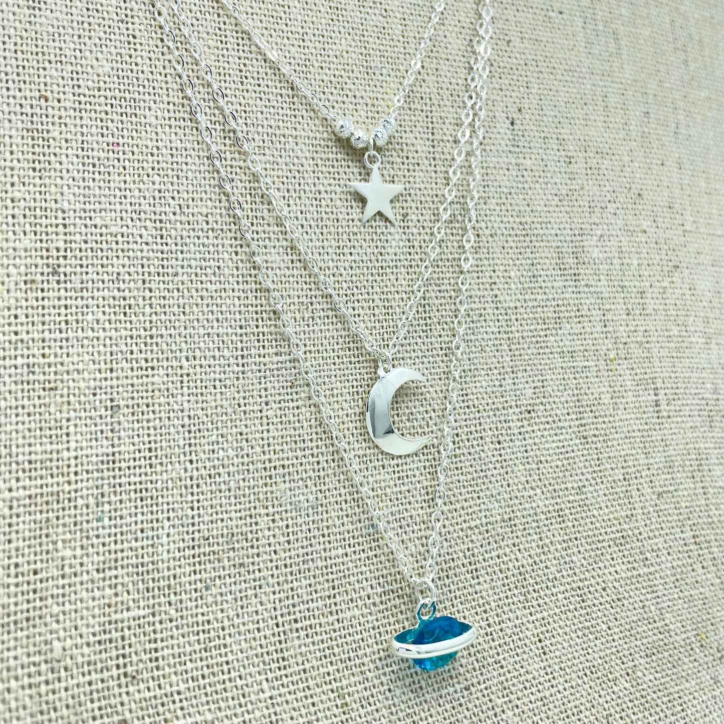 Trio Universo. Estrella, Luna, Planeta y Cadena de Plata.