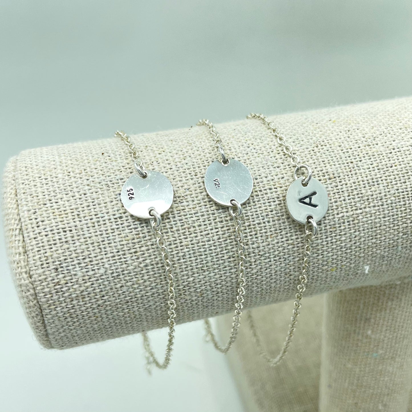 Pulsera de Plata con Letra en Círculo.