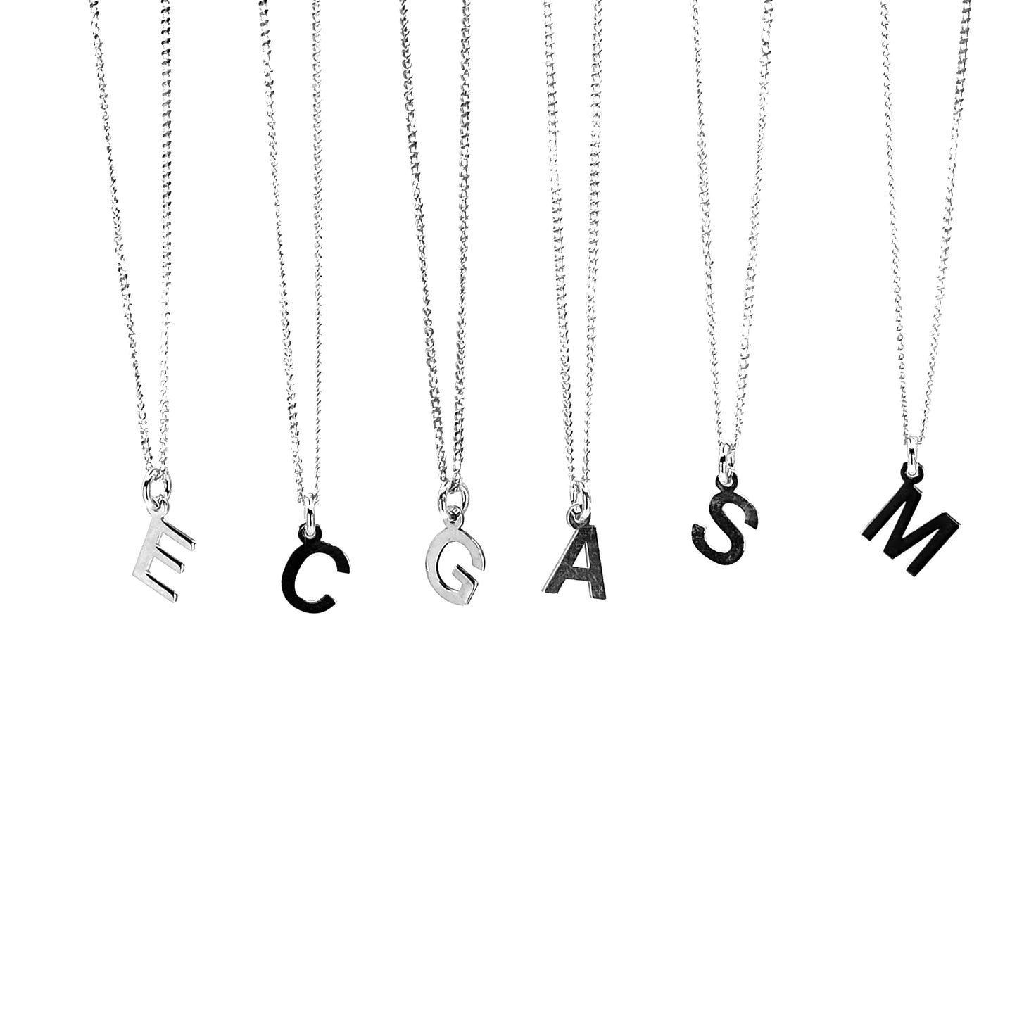 Dije Letra Plana y Cadena de Plata.