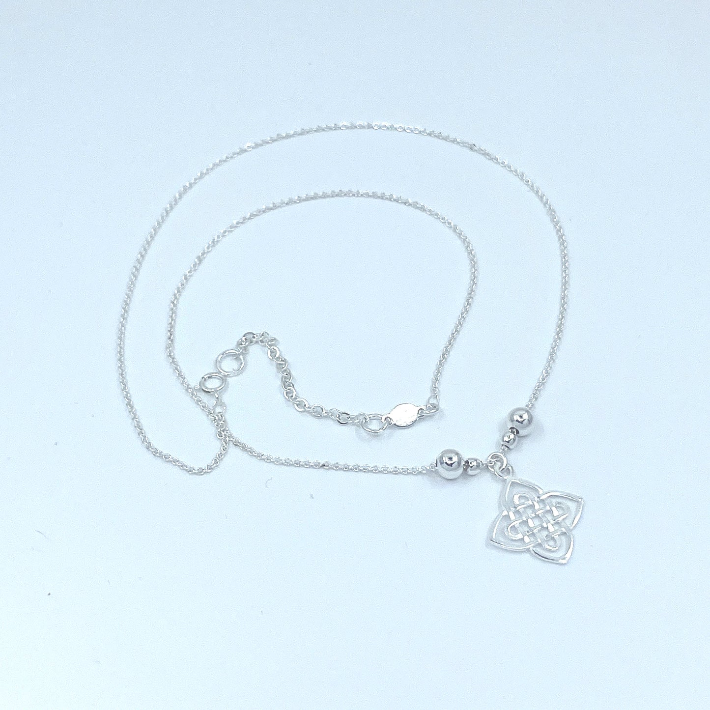 Collar de Plata con Nudo de Bruja.