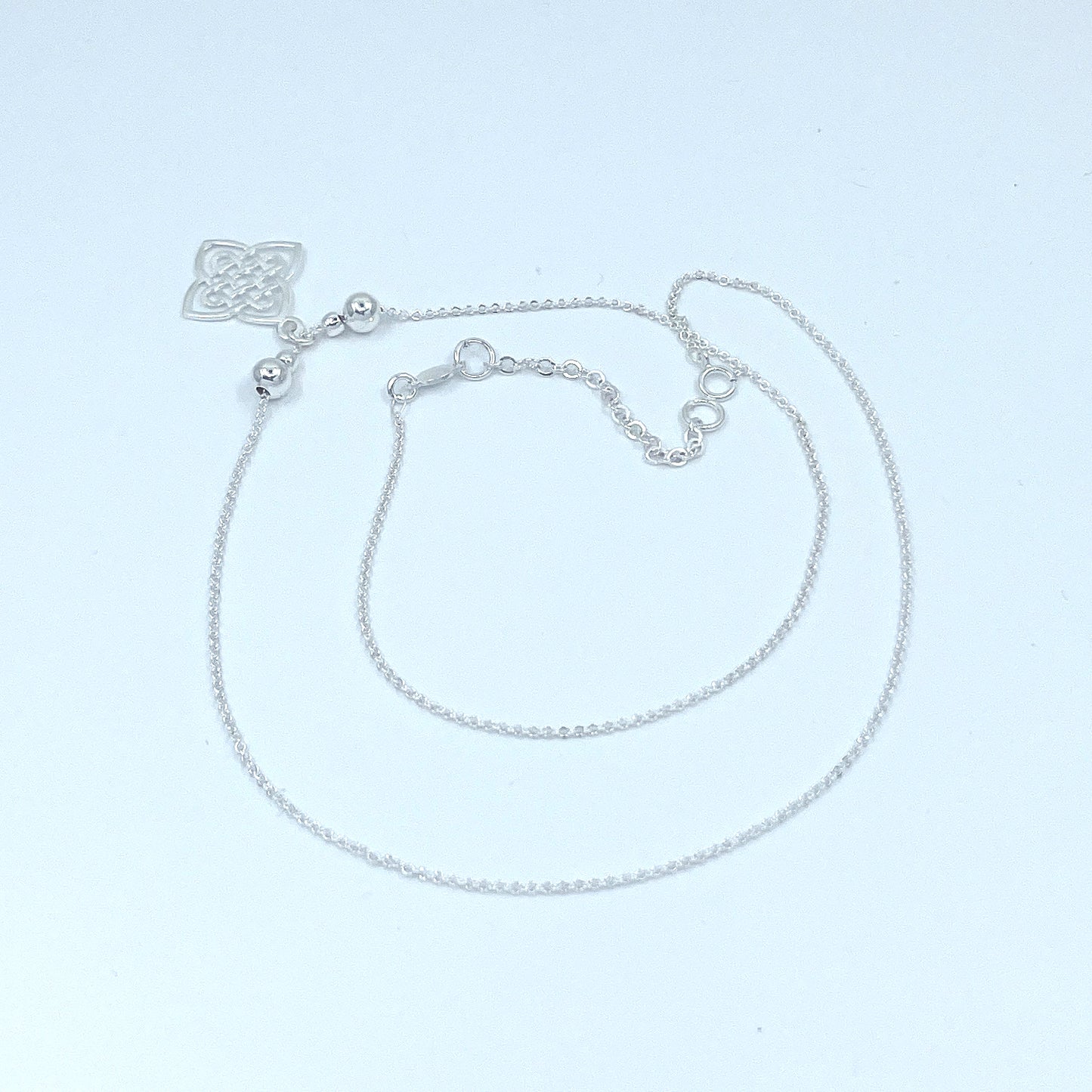 Collar de Plata con Nudo de Bruja.