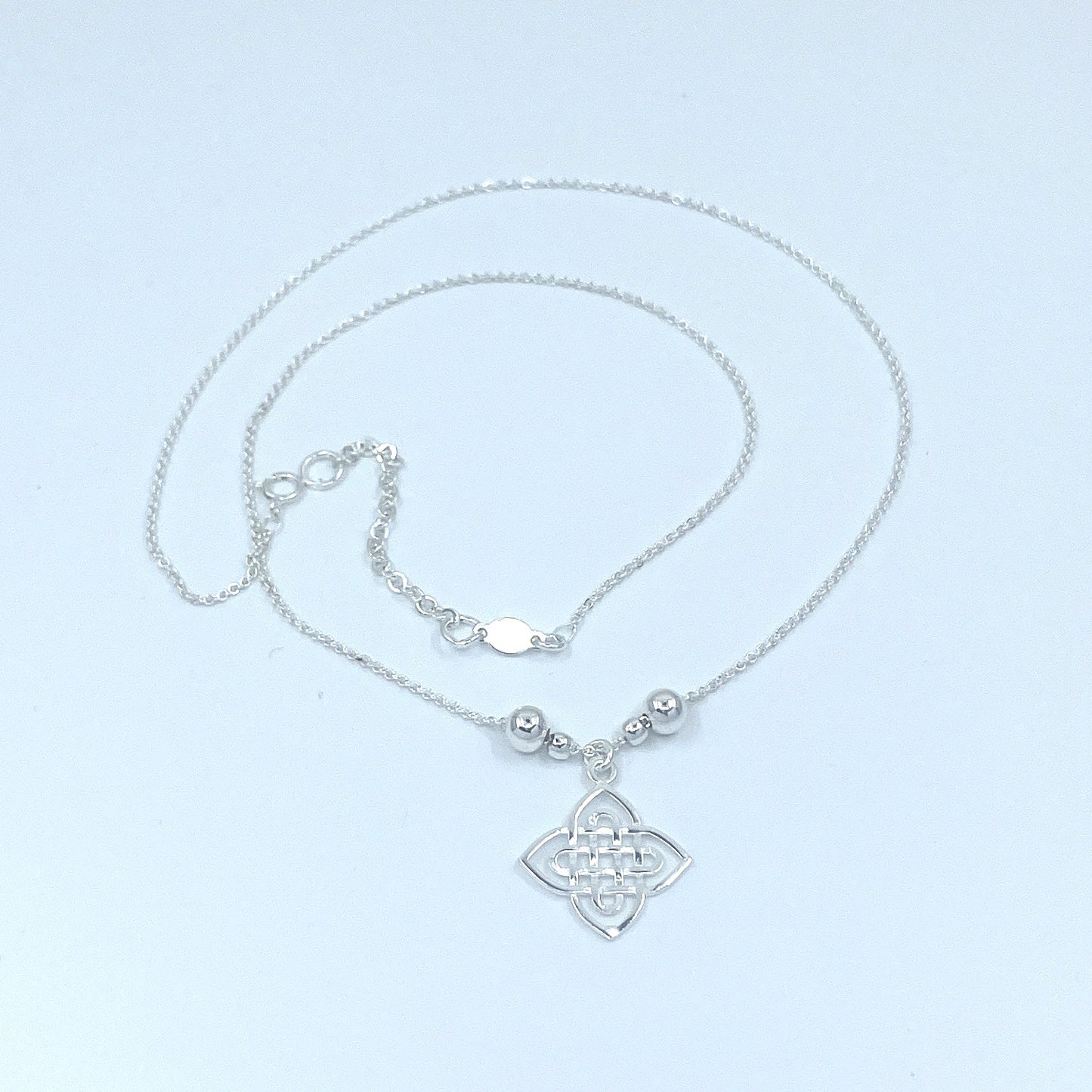 Collar de Plata con Nudo de Bruja.
