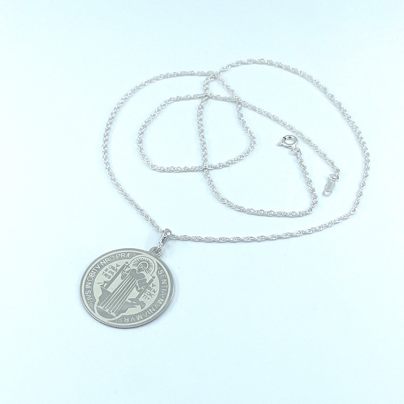 Medalla de San Benito con Cadena de Plata.