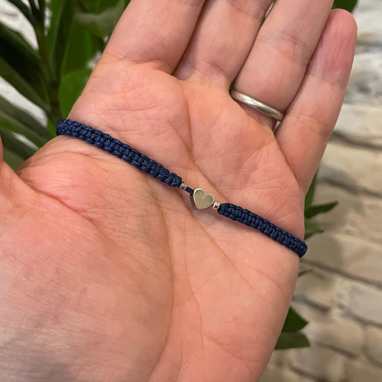 Pulsera Trenzada de Hilo de Color con Corazón de Plata.