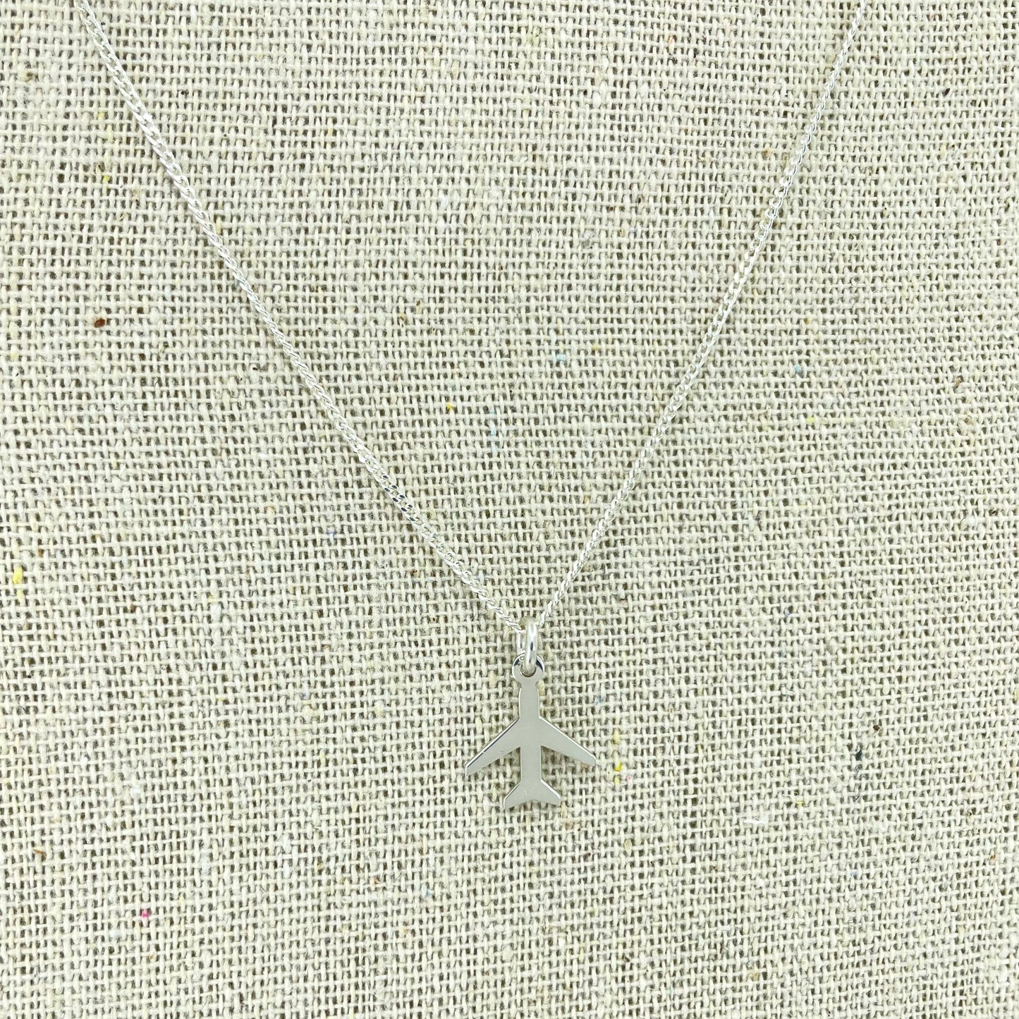 Dije de Avión y Cadena de Plata.