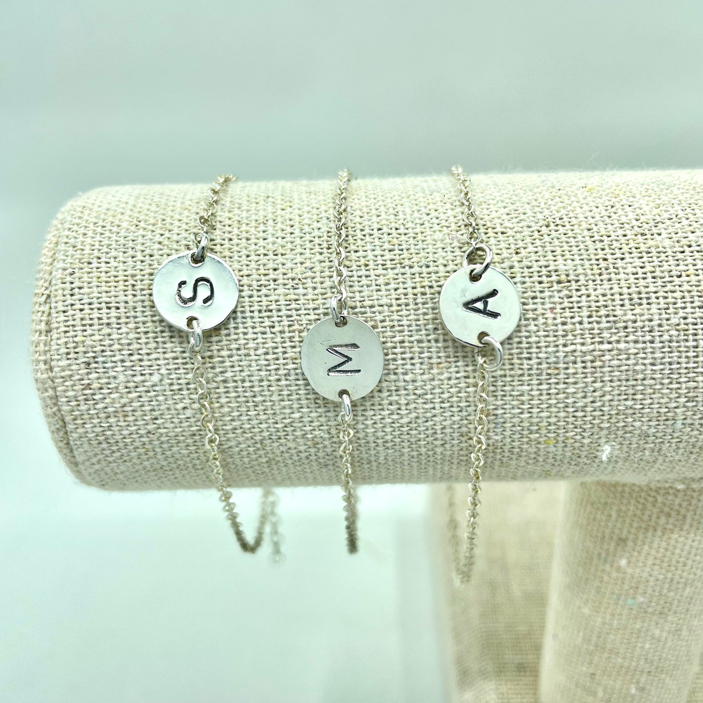 Pulsera de Plata con Letra en Círculo.