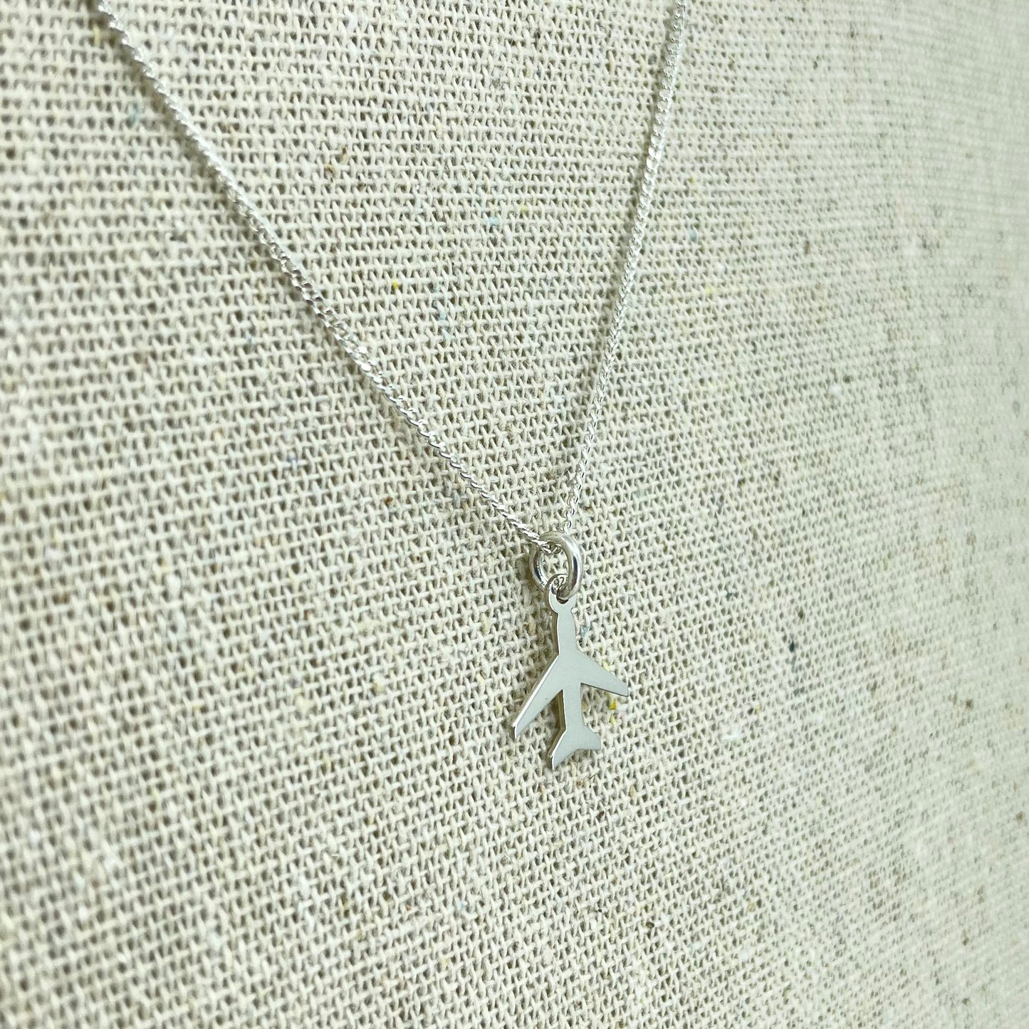 Dije de Avión y Cadena de Plata.
