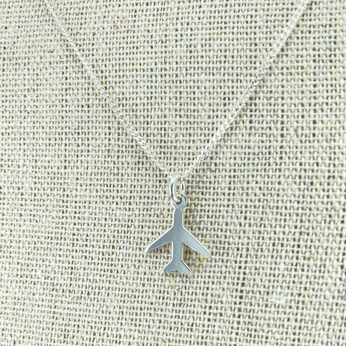 Dije de Avión y Cadena de Plata.