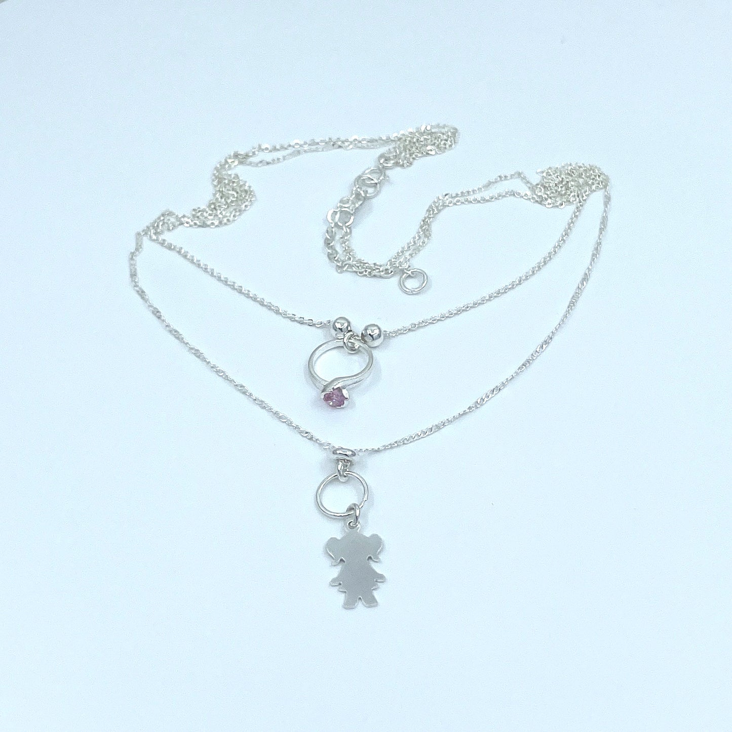 Collar Doble de Plata con Dije de Niña y de Anillo con Zirconia.