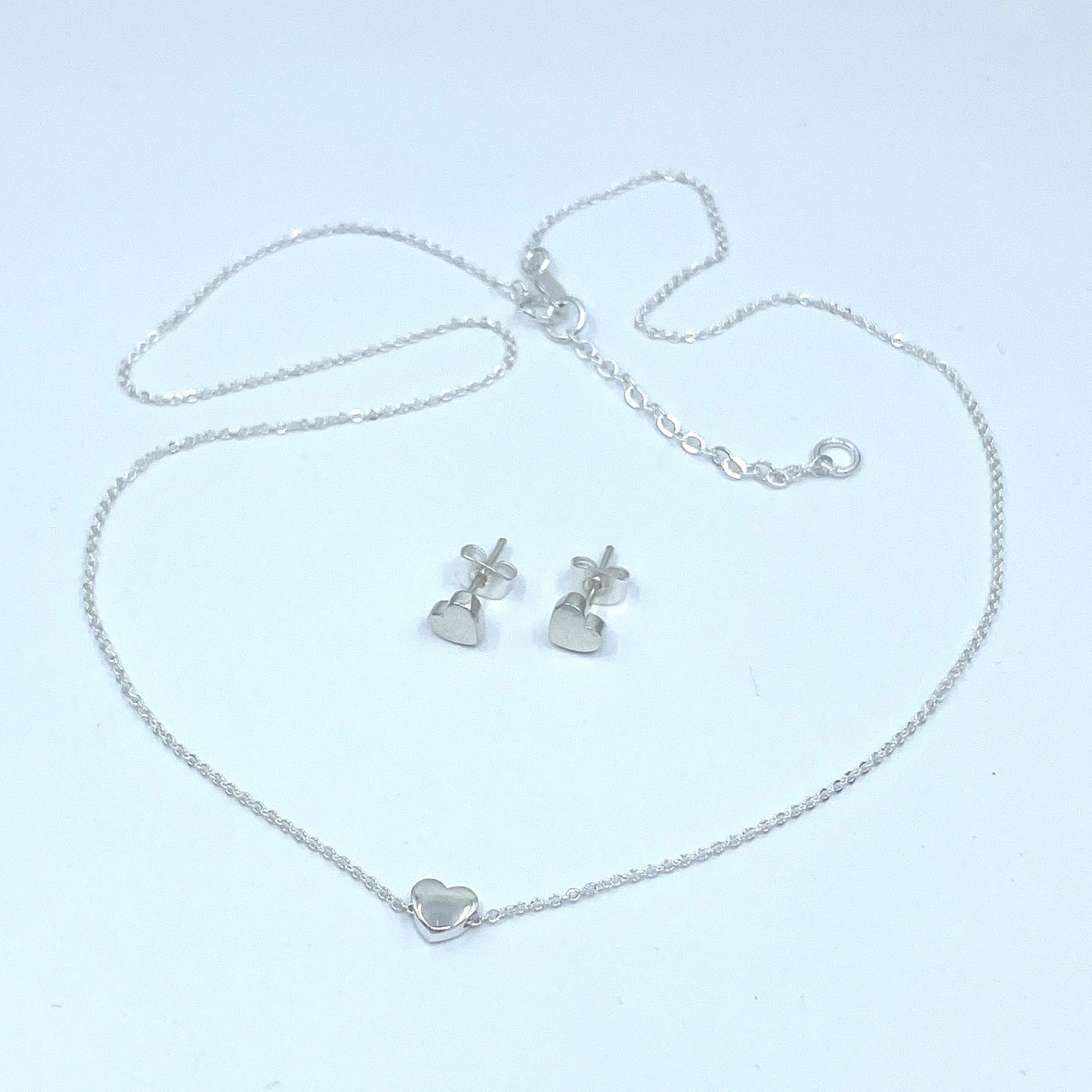 Conjunto de Collar y Aretes de Plata con Corazones.