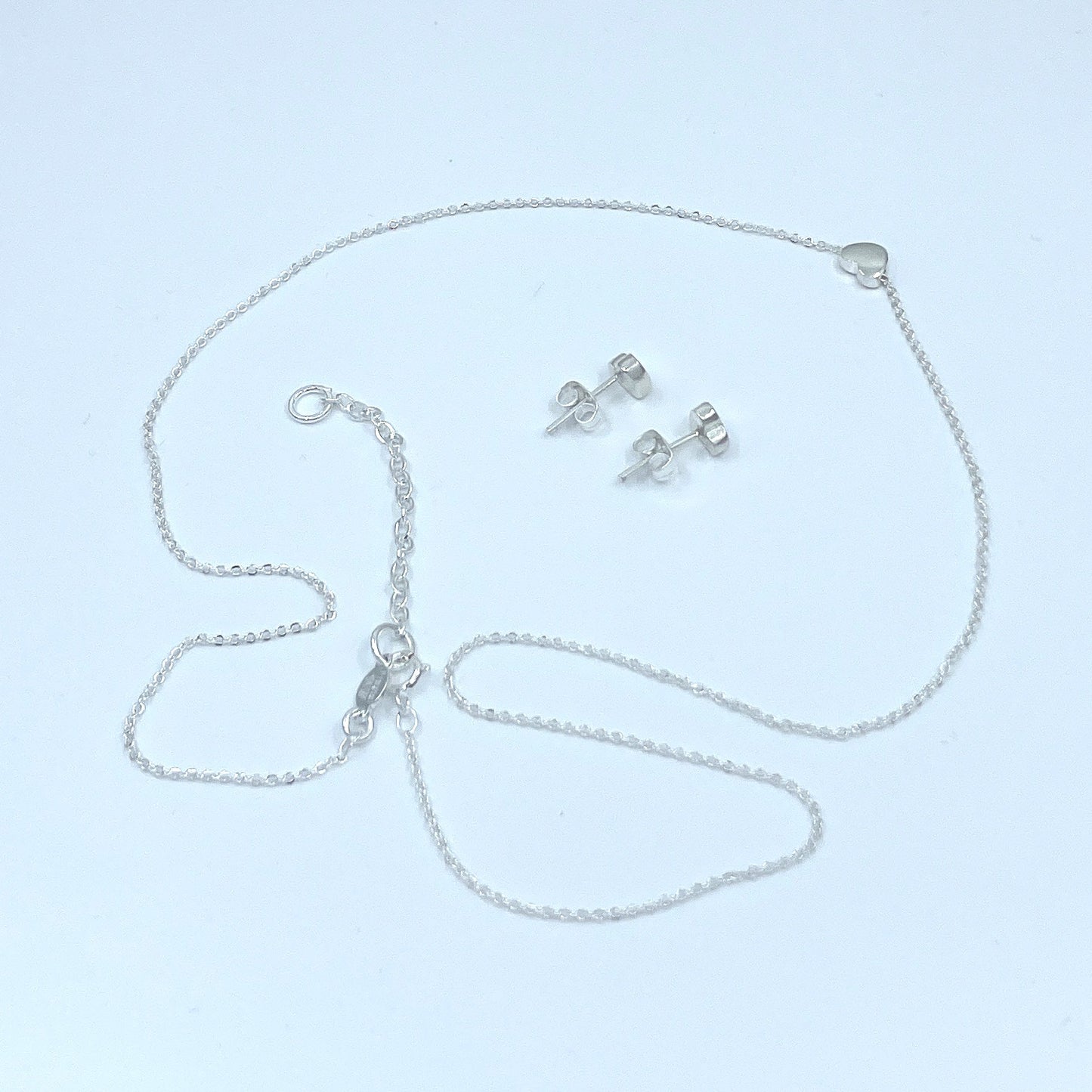 Conjunto de Collar y Aretes de Plata con Corazones.