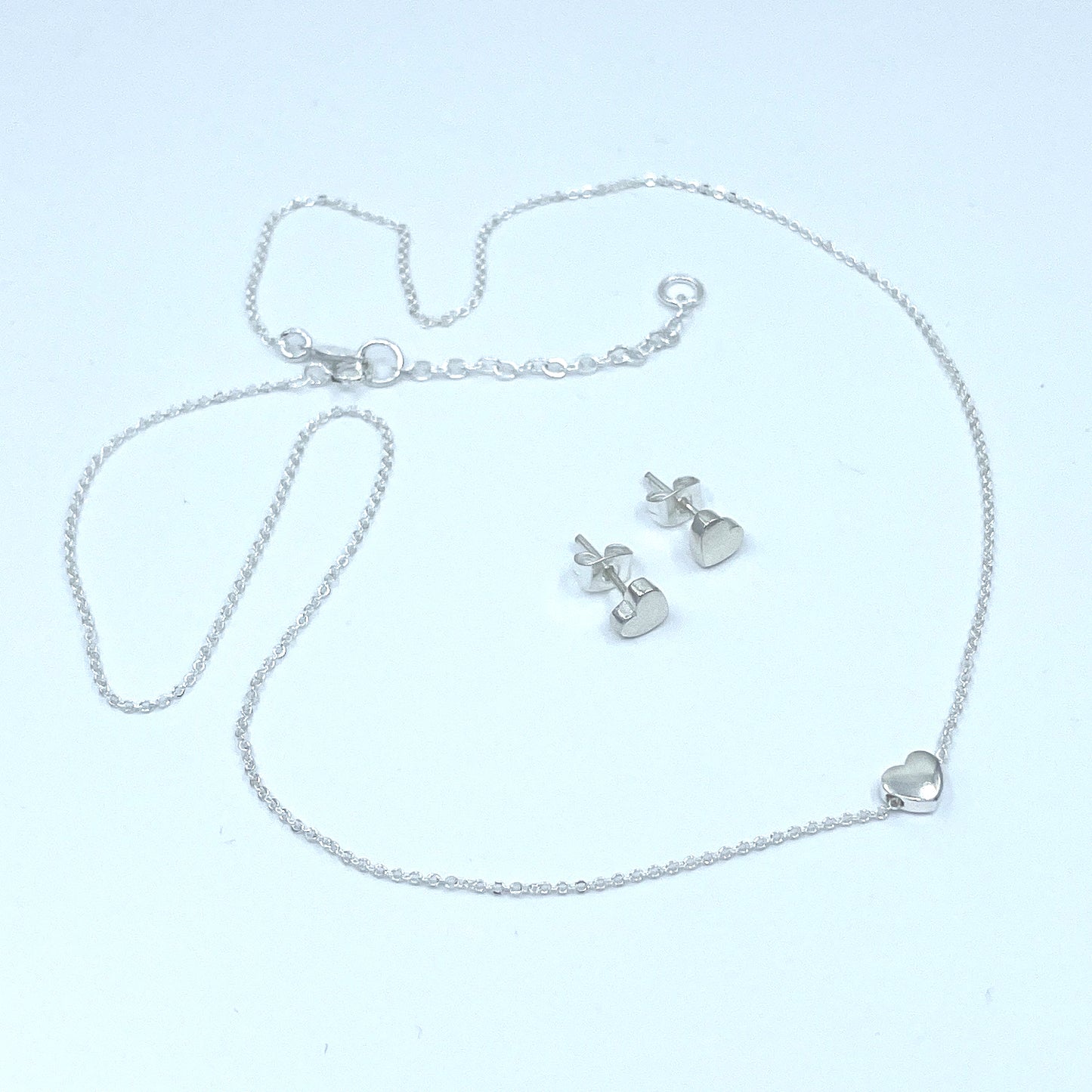 Conjunto de Collar y Aretes de Plata con Corazones.