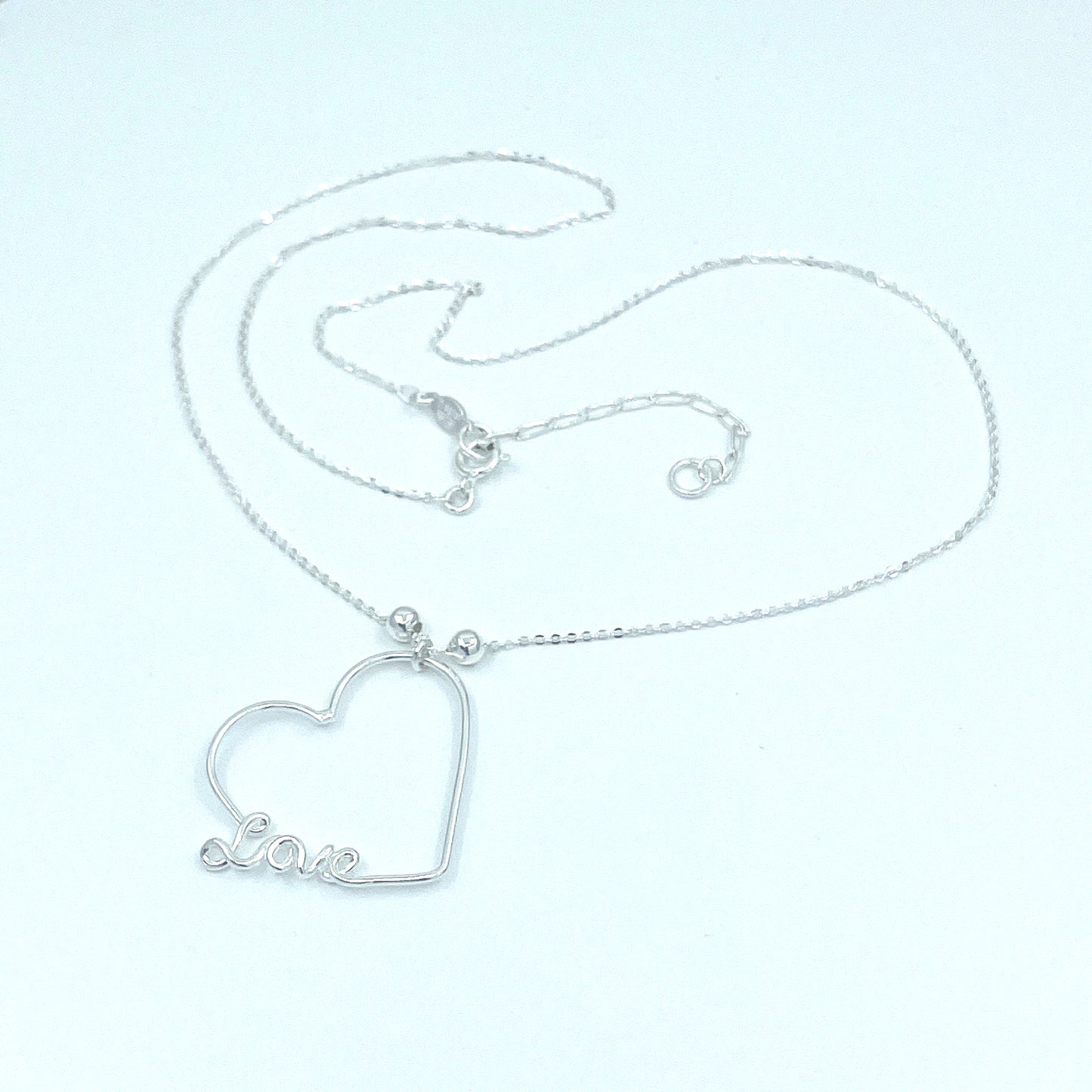 Collar de Plata con dije de Corazón y palabra Love.