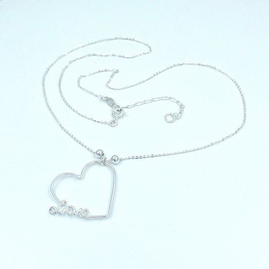 Collar de Plata con dije de Corazón y palabra Love.