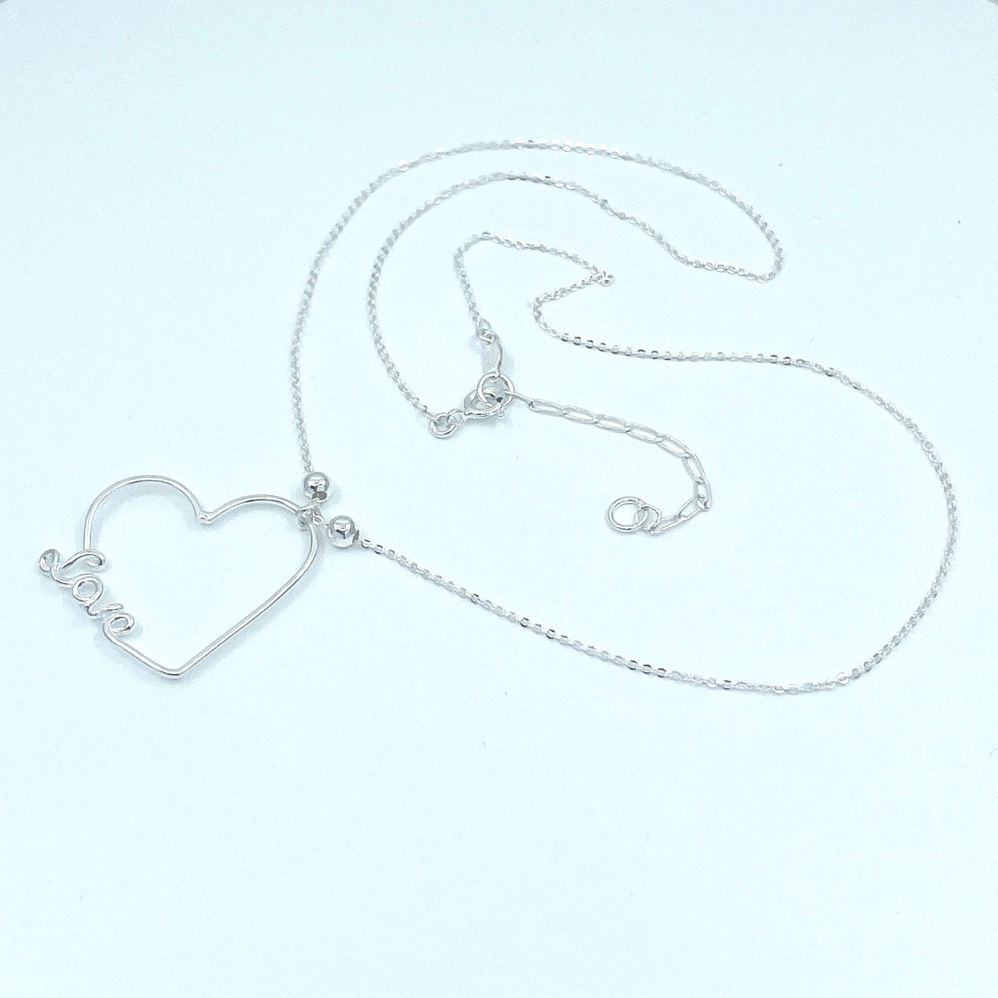 Collar de Plata con dije de Corazón y palabra Love.