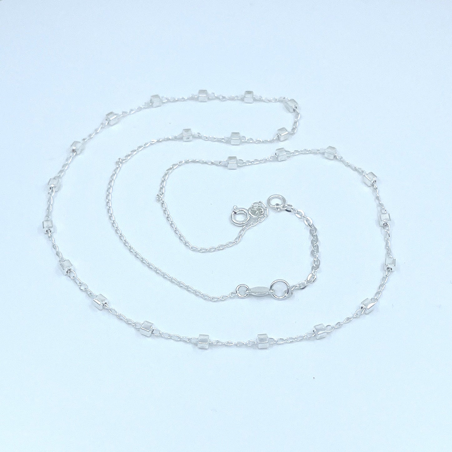 Collar de Plata con Cubos.