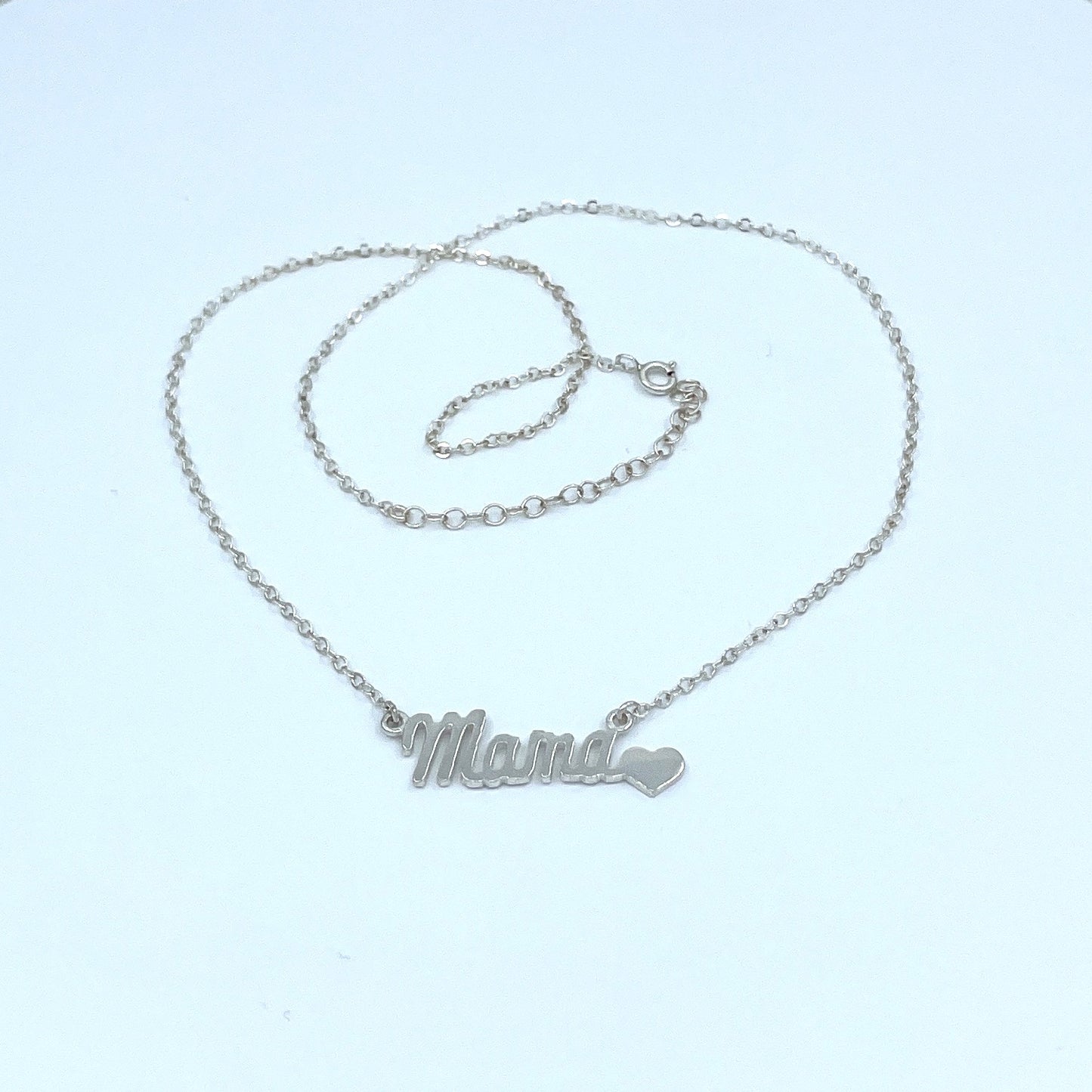 Collar de Plata con la palabra Mamá y Corazón.