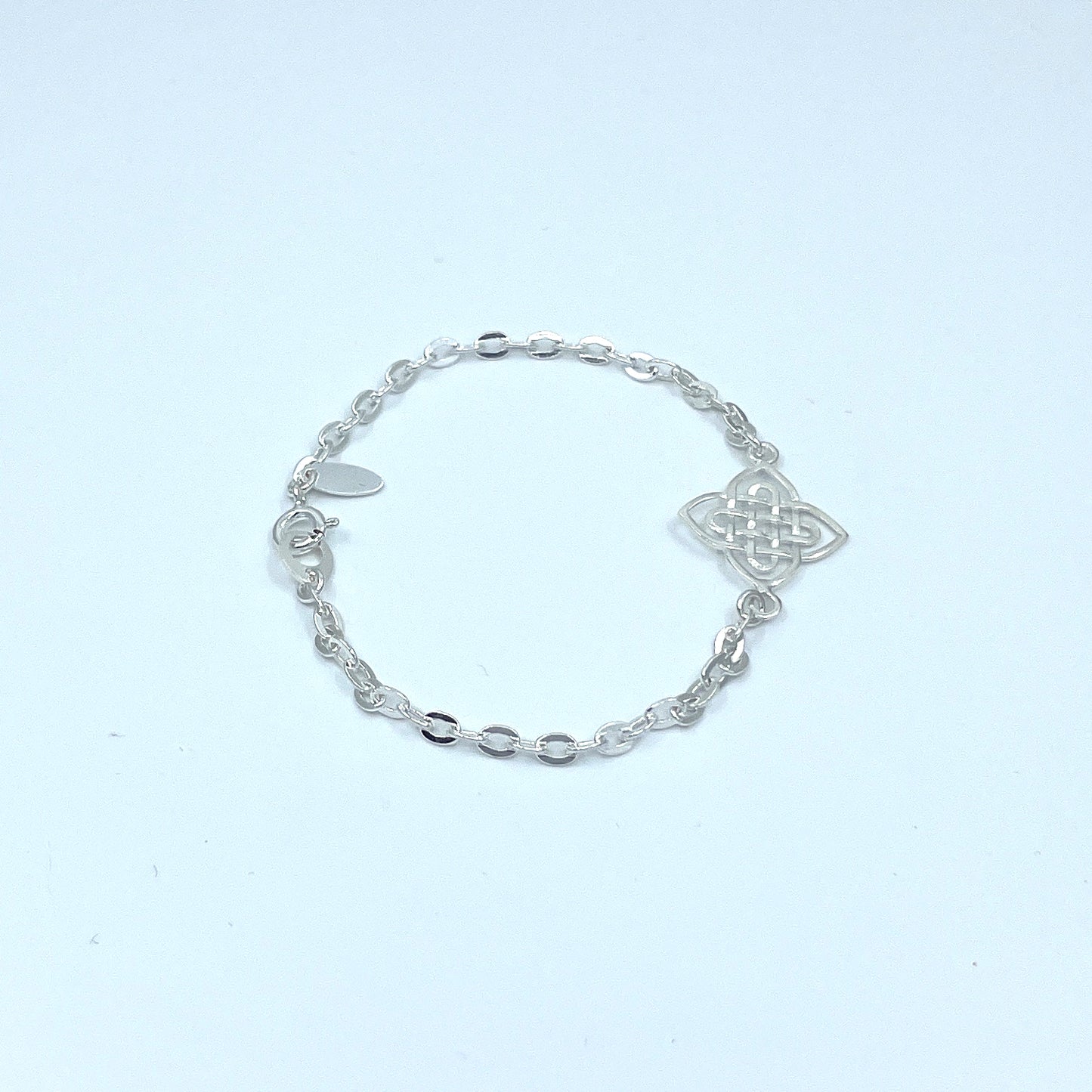 Pulsera de Plata con Nudo de Bruja.