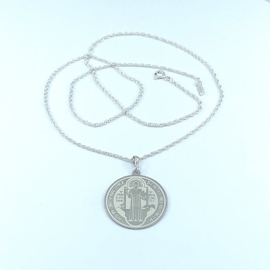 Medalla de San Benito con Cadena de Plata.