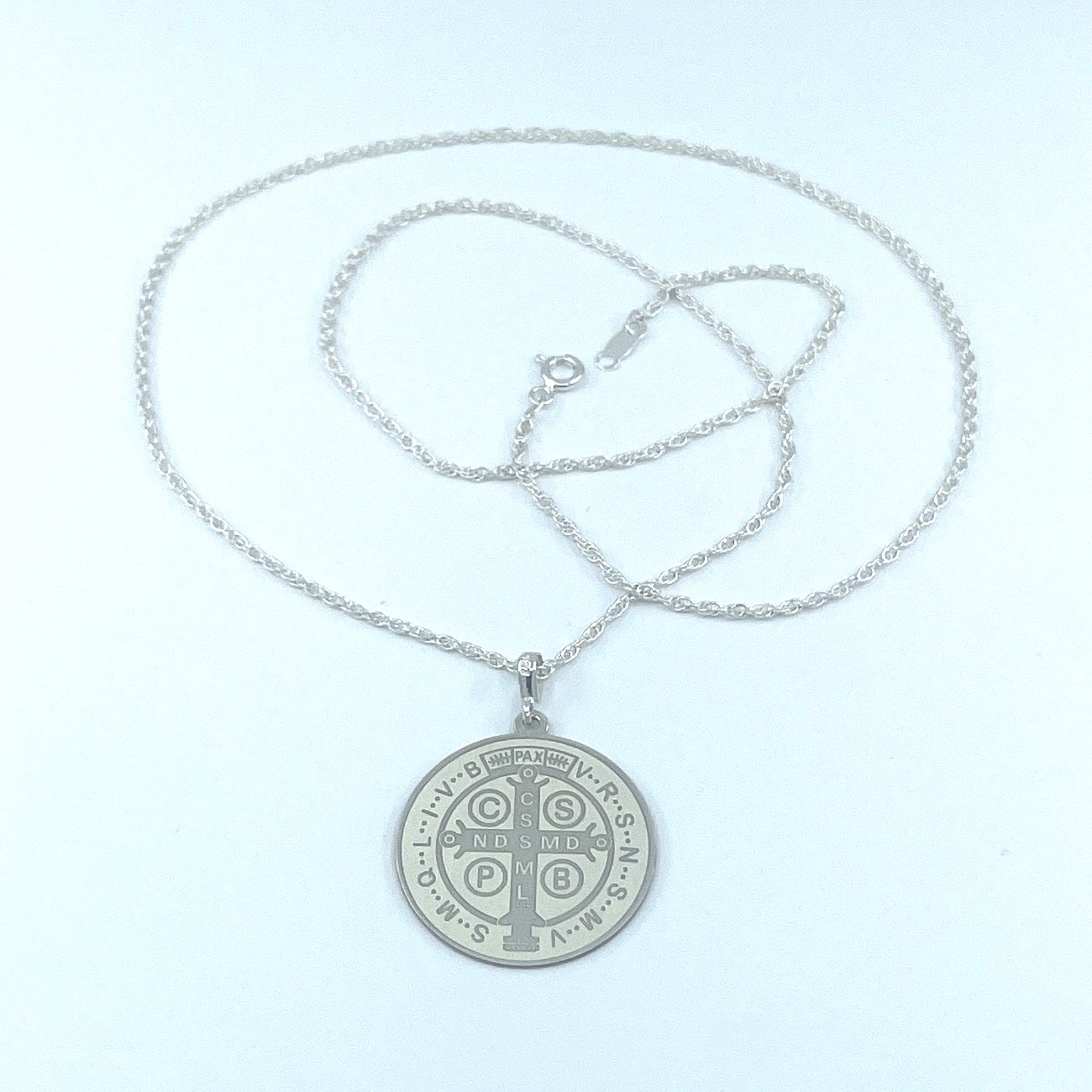Medalla de San Benito con Cadena de Plata.