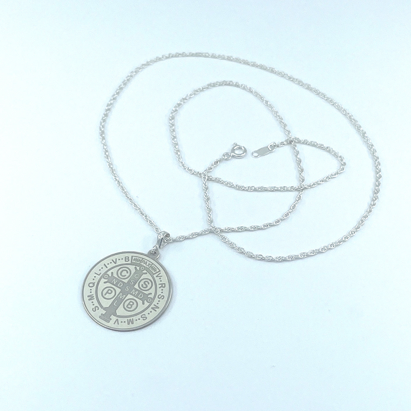 Medalla de San Benito con Cadena de Plata.