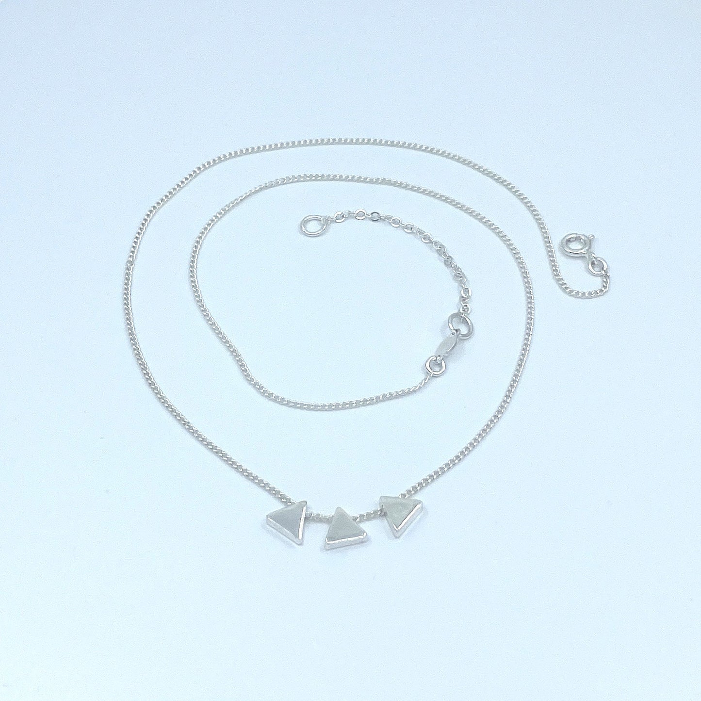 Collar de Plata con Triángulos.